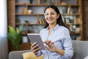 Empleado de producción usando una tableta en un entorno de oficina