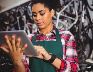 mechanic-using-digital-tablet