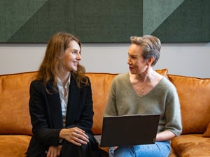 Pinjan ammattilaiset tekemässä yhteistyötä kannettavan tietokoneen äärellä luotettavien ja käyttäjäystävällisten julkisen sektorin digitaalisten palveluiden kehittämiseksi